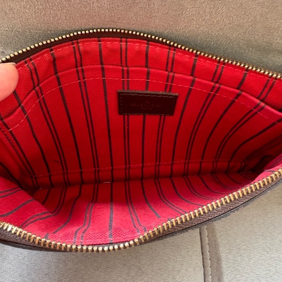 Louis Vuitton Brown Wallet with Iconic Checkered Design - Picture 6 of 12